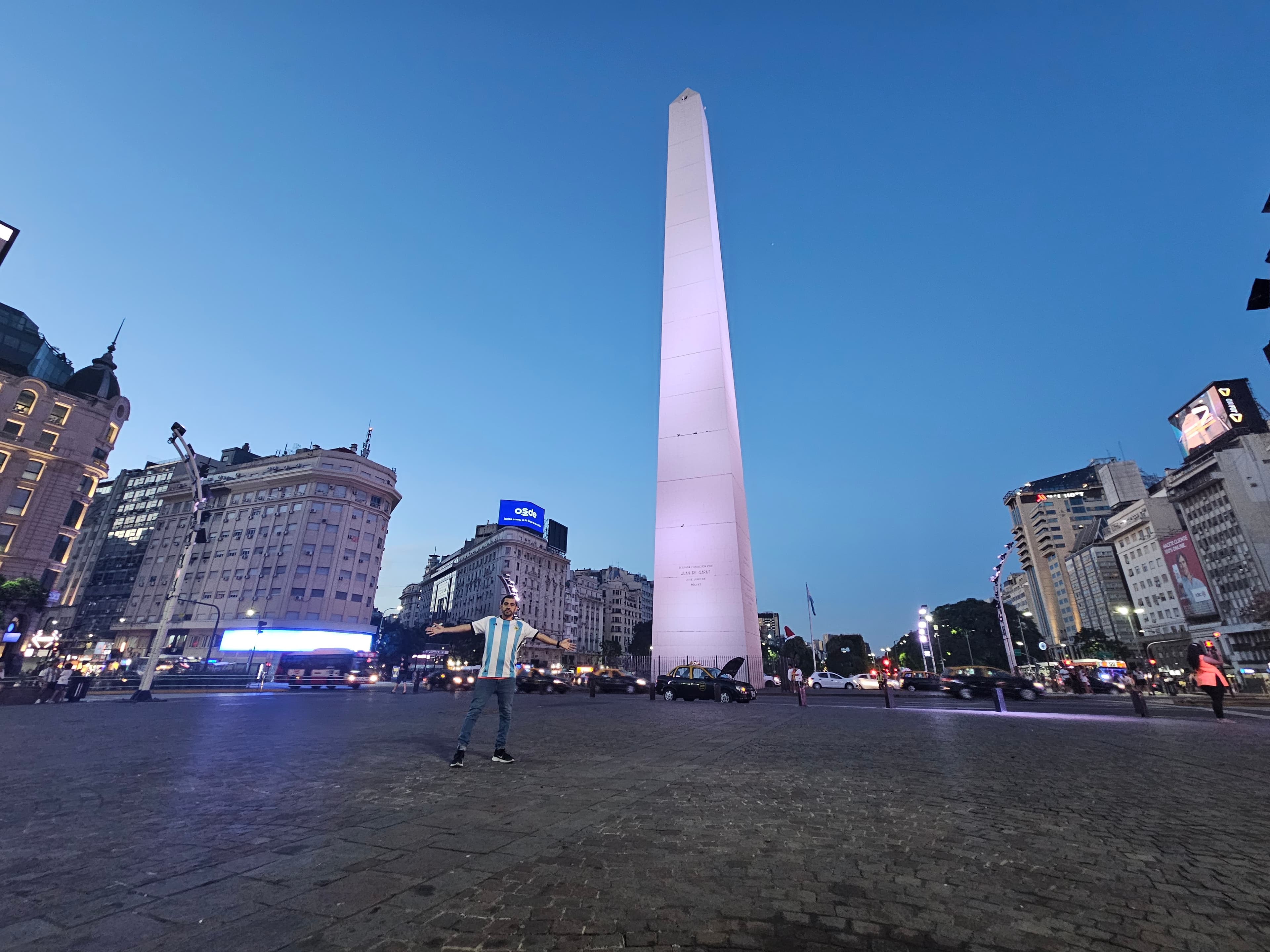 Daniel Lanao at the Obelisco in Buenos Aires